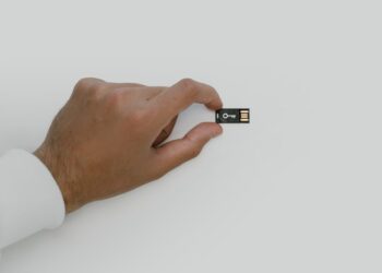 Photo by cottonbro studio: https://www.pexels.com/photo/hand-holding-a-usb-flash-drive-5474288/