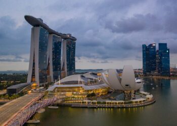 Photo by Stephen Leonardi: https://www.pexels.com/photo/marina-bay-sands-at-dusk-27087197/