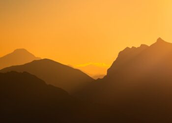 Photo by Marek Piwnicki: https://www.pexels.com/photo/scenic-sunrise-over-mountain-ridge-28784109/