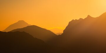Photo by Marek Piwnicki: https://www.pexels.com/photo/scenic-sunrise-over-mountain-ridge-28784109/