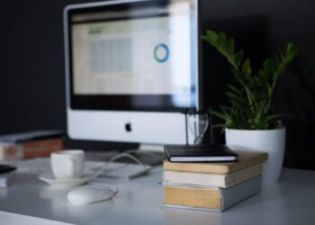 Photo by Serpstat: https://www.pexels.com/photo/books-and-macbook-set-572061/