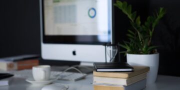 Photo by Serpstat: https://www.pexels.com/photo/books-and-macbook-set-572061/