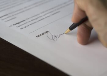 Photo by Pixabay: https://www.pexels.com/photo/selective-focus-photography-of-person-signing-on-paper-261621/